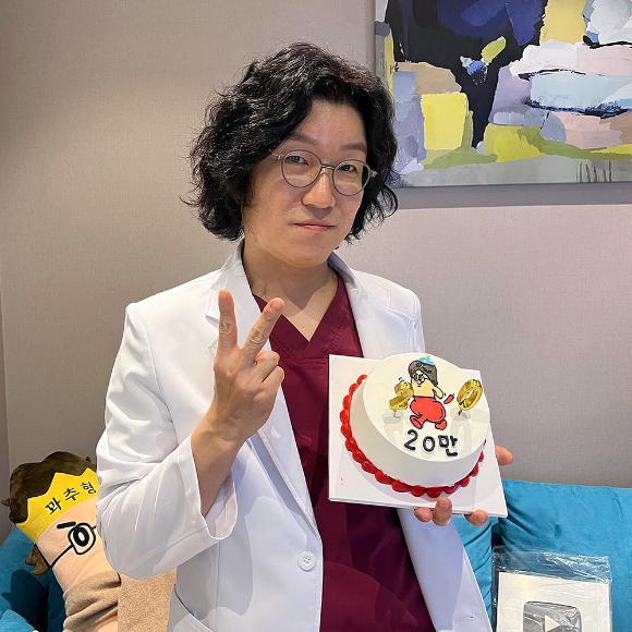 비뇨의학과 의사이자 유튜버 꽈추형. [사진=꽈추형 인스타그램]