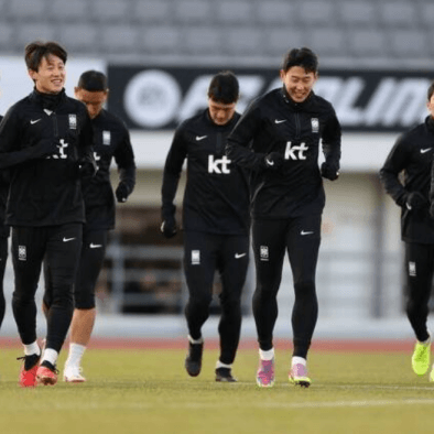 검은색 트래킹복을 입고 달리고 있는 국가대표선수들