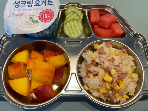 아이 반찬 - 달걀햄 볶음밥, 복숭아, 요거트, 오이, 수박