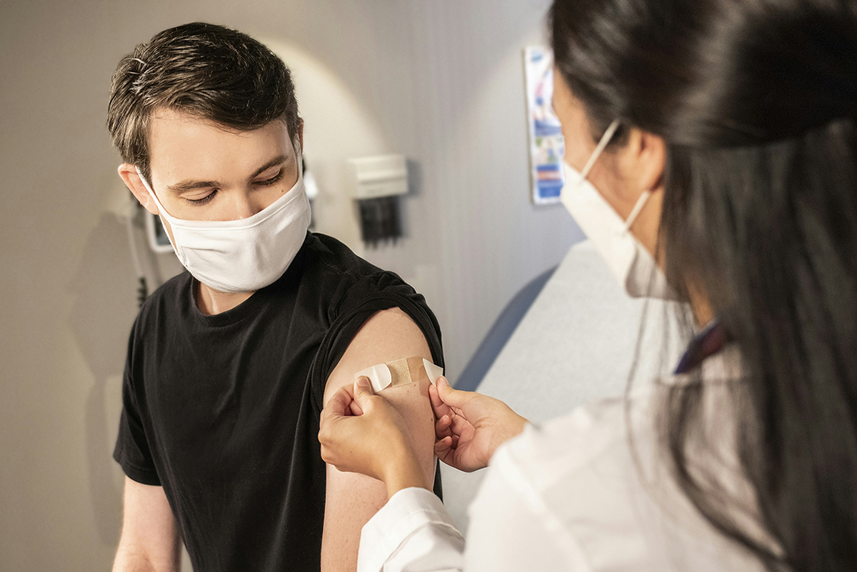 예방접종하는-남성