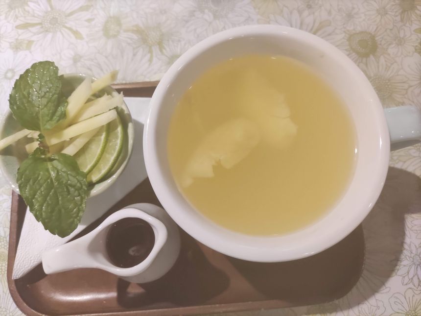 다낭 푸나 커피 라임 민트 꿀 피처가 함께 제공되는 따뜻한 생강차