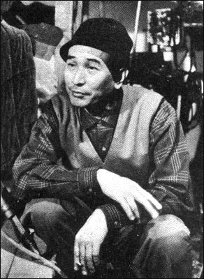 구로사와 아키라 전신 사진