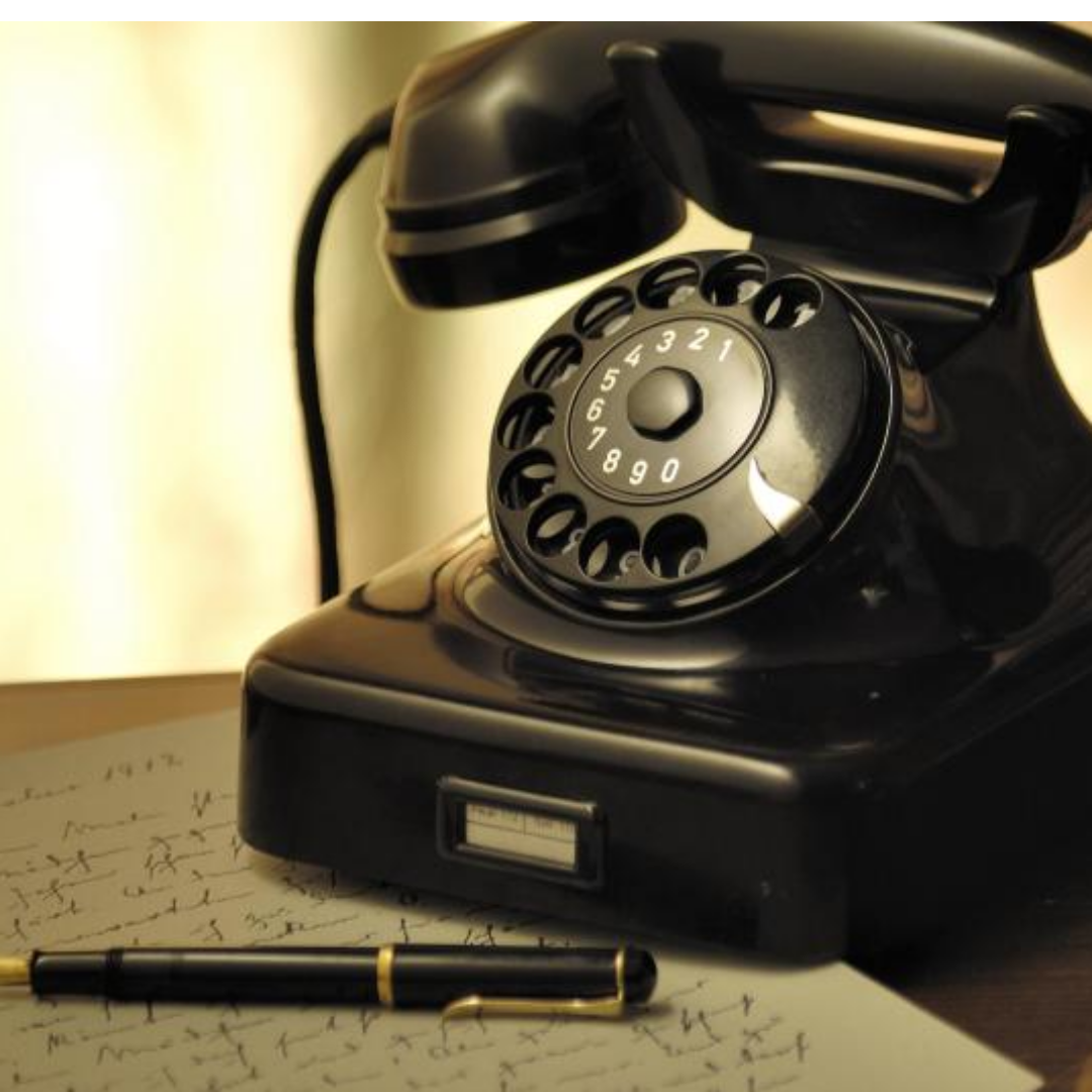 옛날식 검은 전화기와 펜이 놓여 있다.