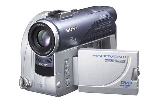 DCR-DVD200 제 1세대 DVD 포맷 핸디캠 캠코더. 1,070만 화소 CCD