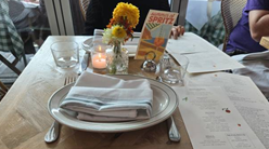 Rosemary’s East의 레스토랑 위크 레스토랑 좌석에 앉자마자 테이블 세팅이 된 사진
