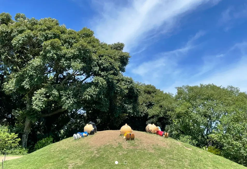 파란-하늘-초록-숲-언덕에-누워있는-스누피-친구들