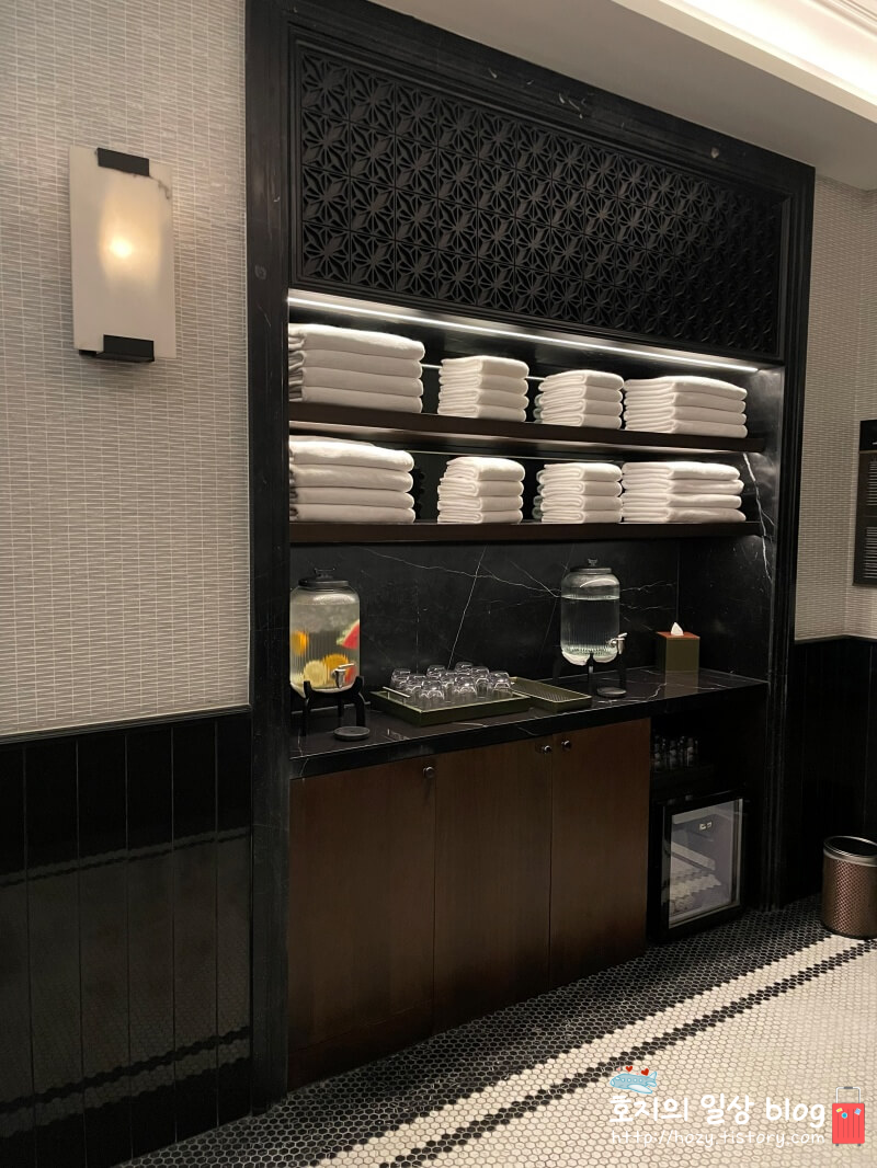 방콕 신돈 캠핀스키 사우나 타월 및 미니바 시설