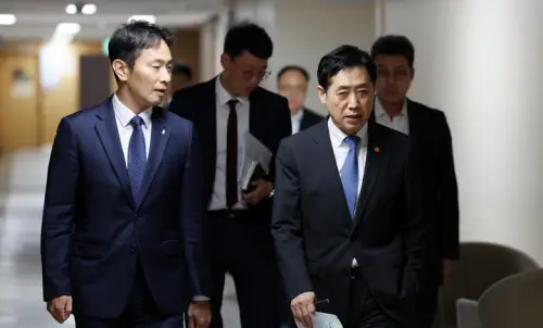 금융위원회-위원장-걸어가는-모습