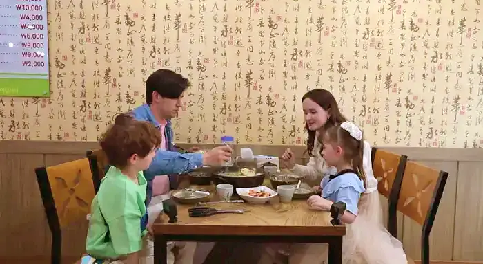 어서와 한국은 처음이지 수원 화성행궁 근처 데이비드 가족 스테파니 올리버 이사벨 남매 팀 로우 엄지척 항아리 수제비 맛집 위치