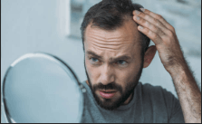 머리살펴보는-남자