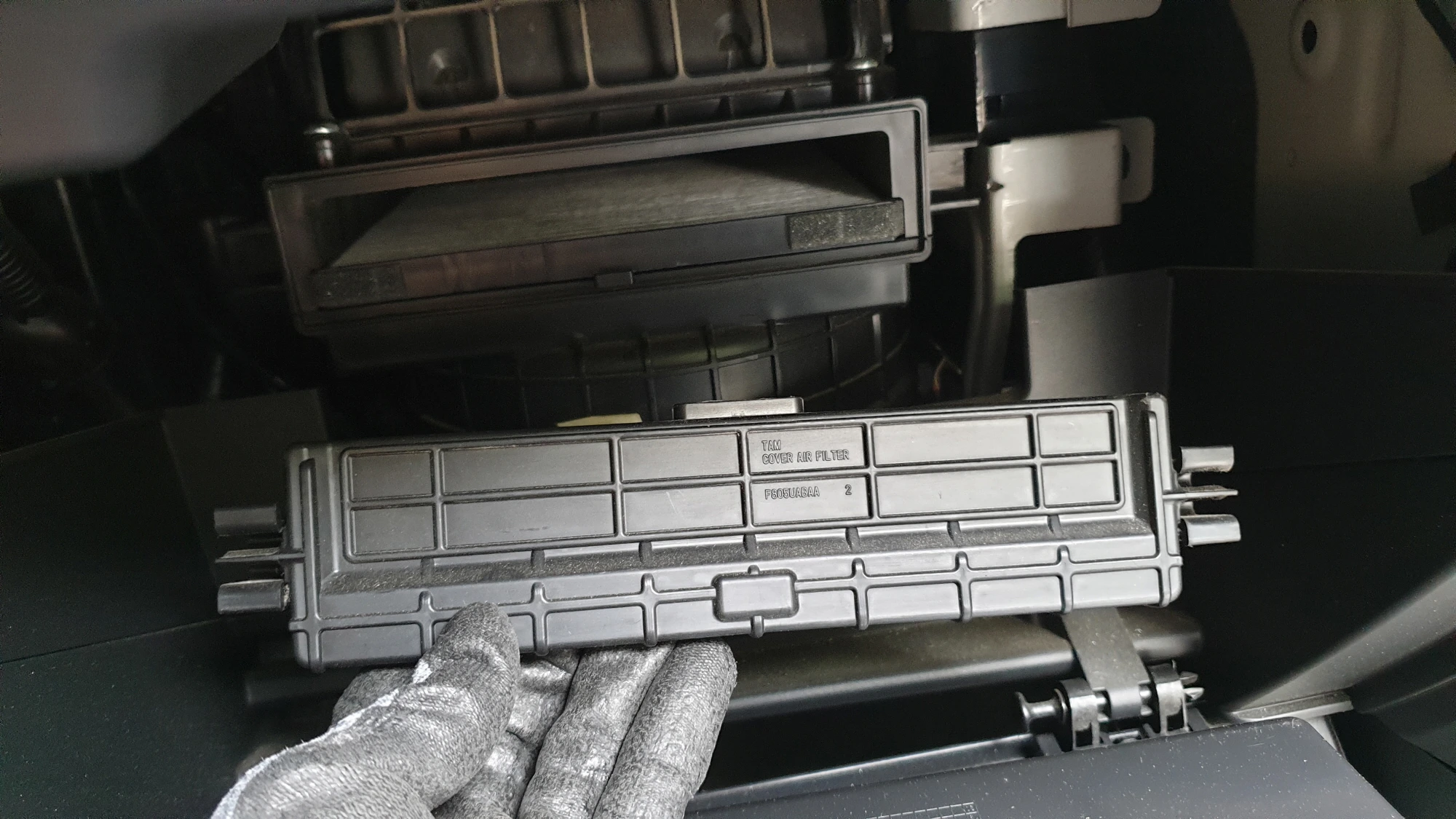 실내공기필터 커버 열린 모습