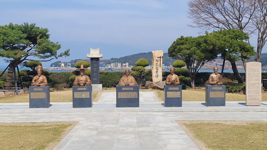 갈매못 순교 성인 5분의 흉상, 순교성인비, 순교복자비 사진