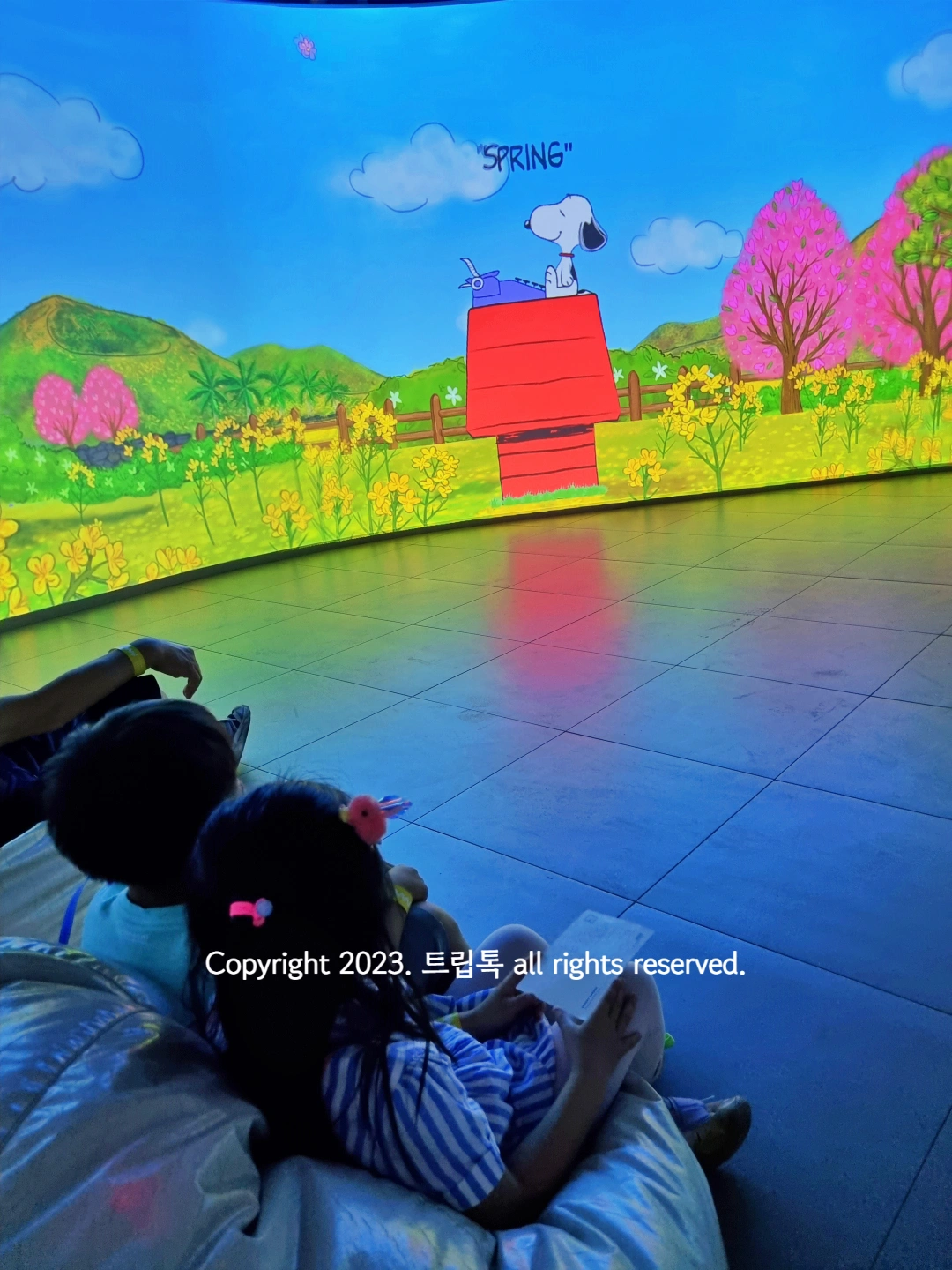 스누피가 빨간 집에 올라가 있다