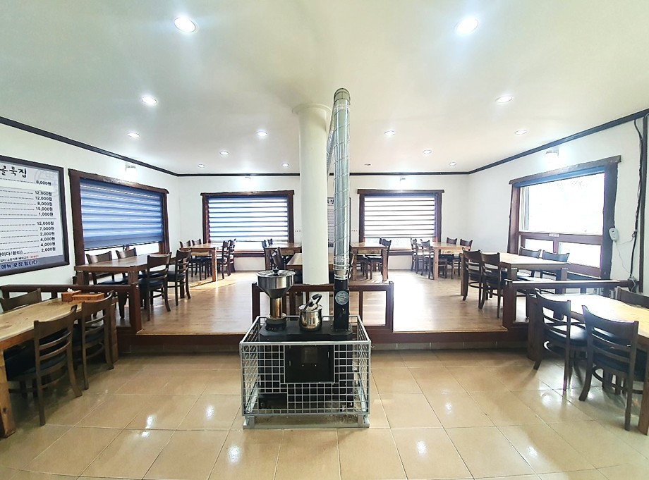 전현무계획2 대부도 도토리묵 맛집의 탁트인 깔끔하고 넓은 내부
