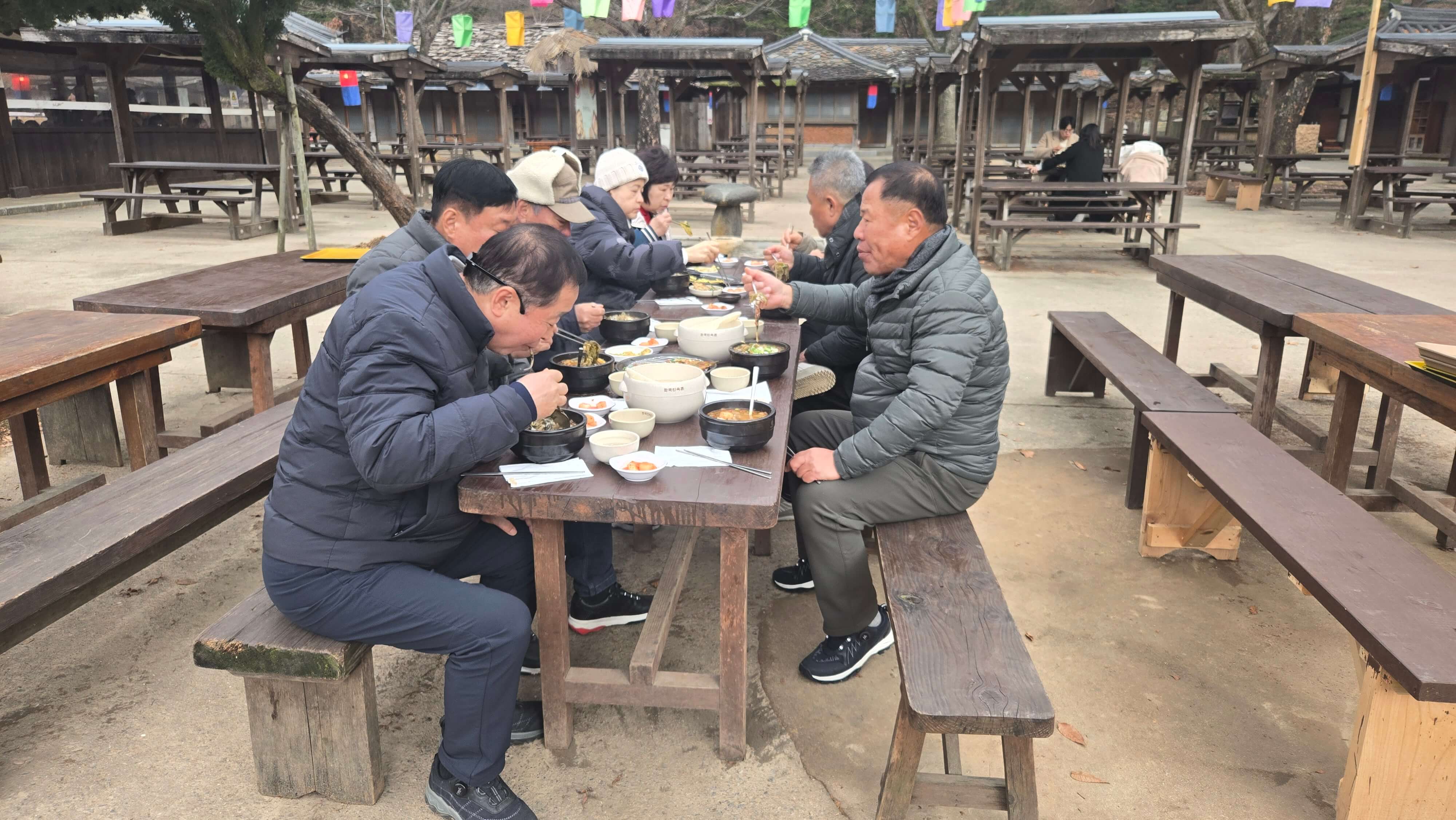 우거지가 넉넉히 들어간 한우장터 국밥