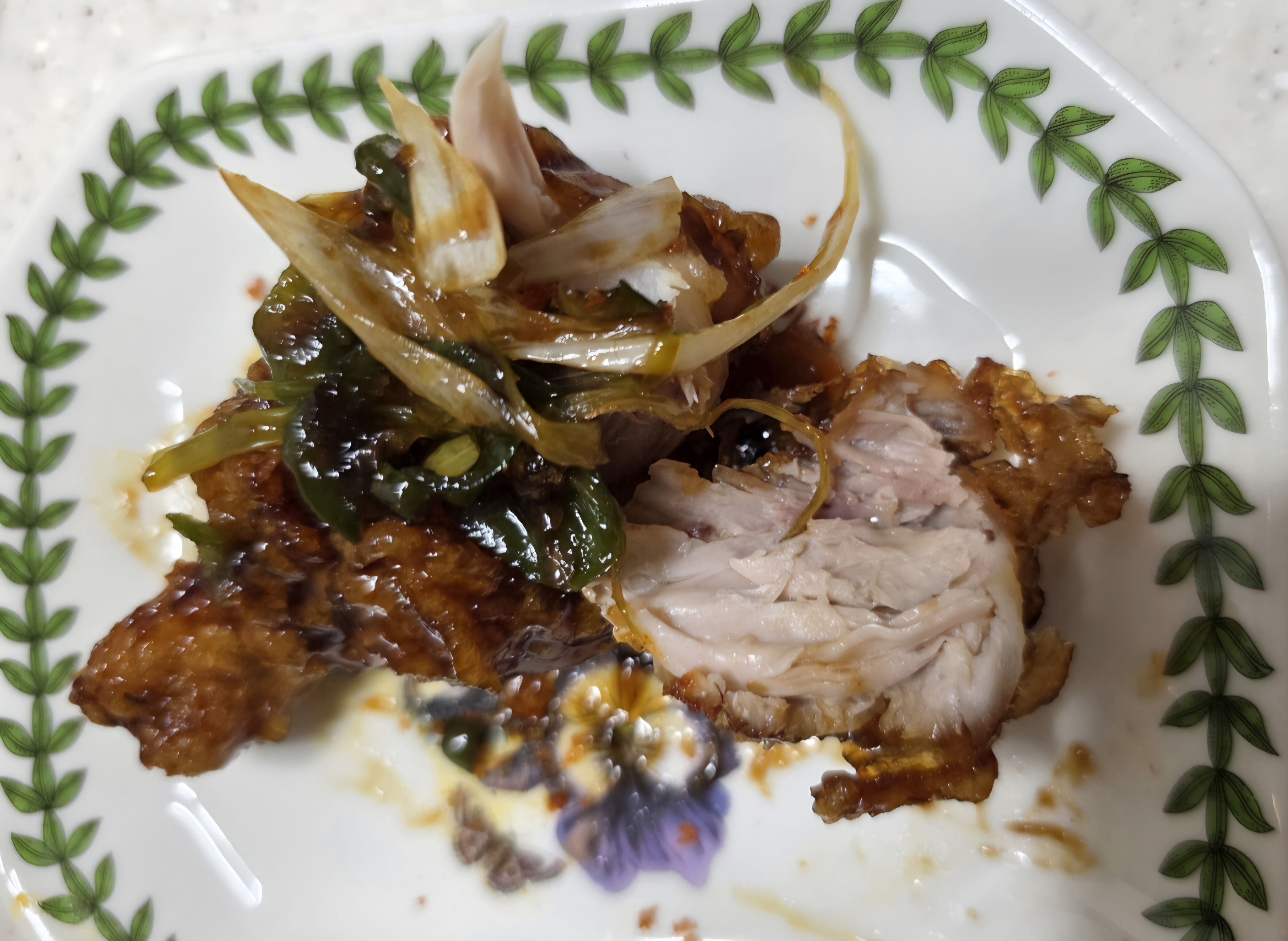 BHC 맛초킹 닭고기 속살과 대파 고추 소스를 함께 먹는 모습