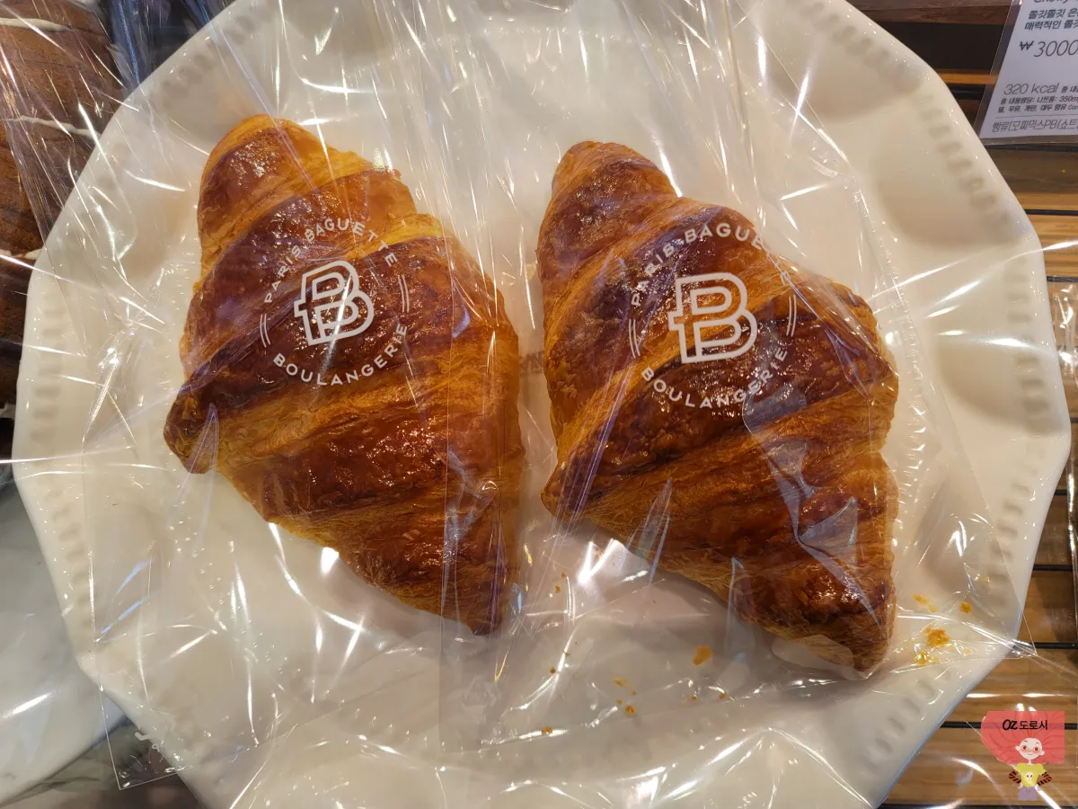 파리바케트-접시에-담긴-크루아상-두개