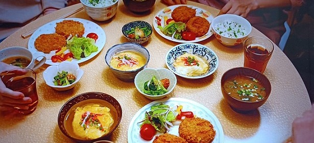 침입 후 배가 고픈 그녀들은 만찬을 즐긴다