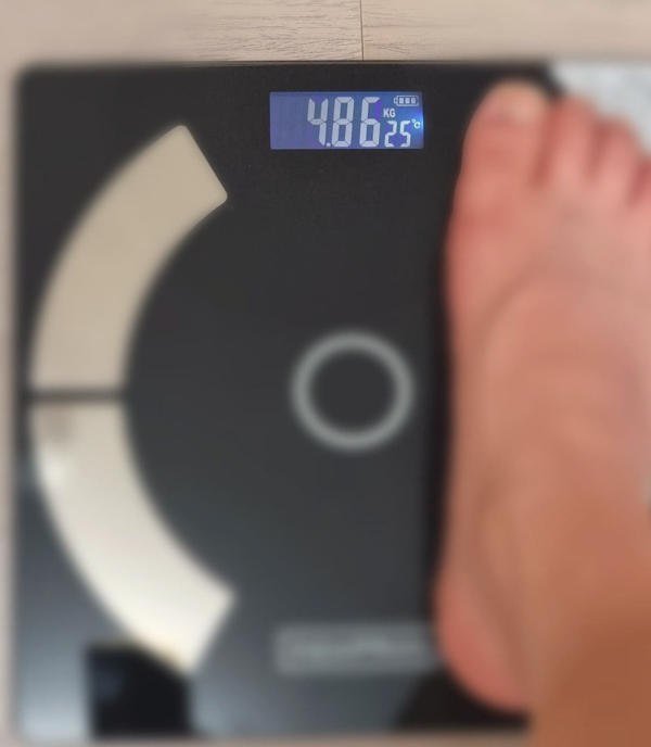 체중계에 발을 올린 모습