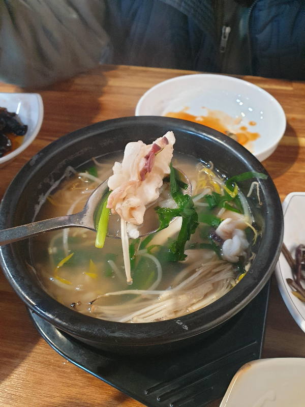 문어의 식감이 제대로 살아 있는 문어국밥. 숟가락위에 문어를 올려봤다.