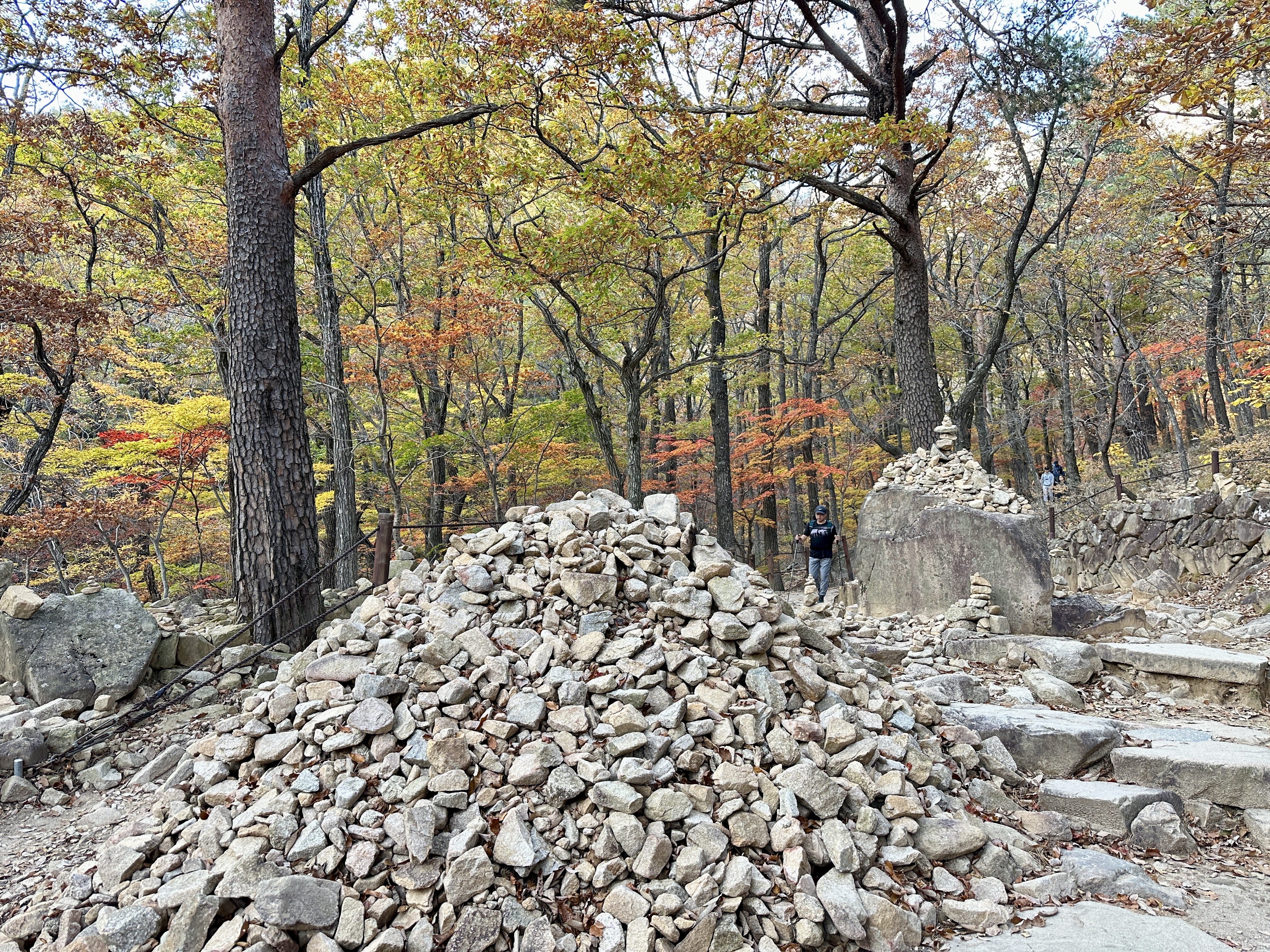 사람들이 쌓아올린 소원의 돌탑