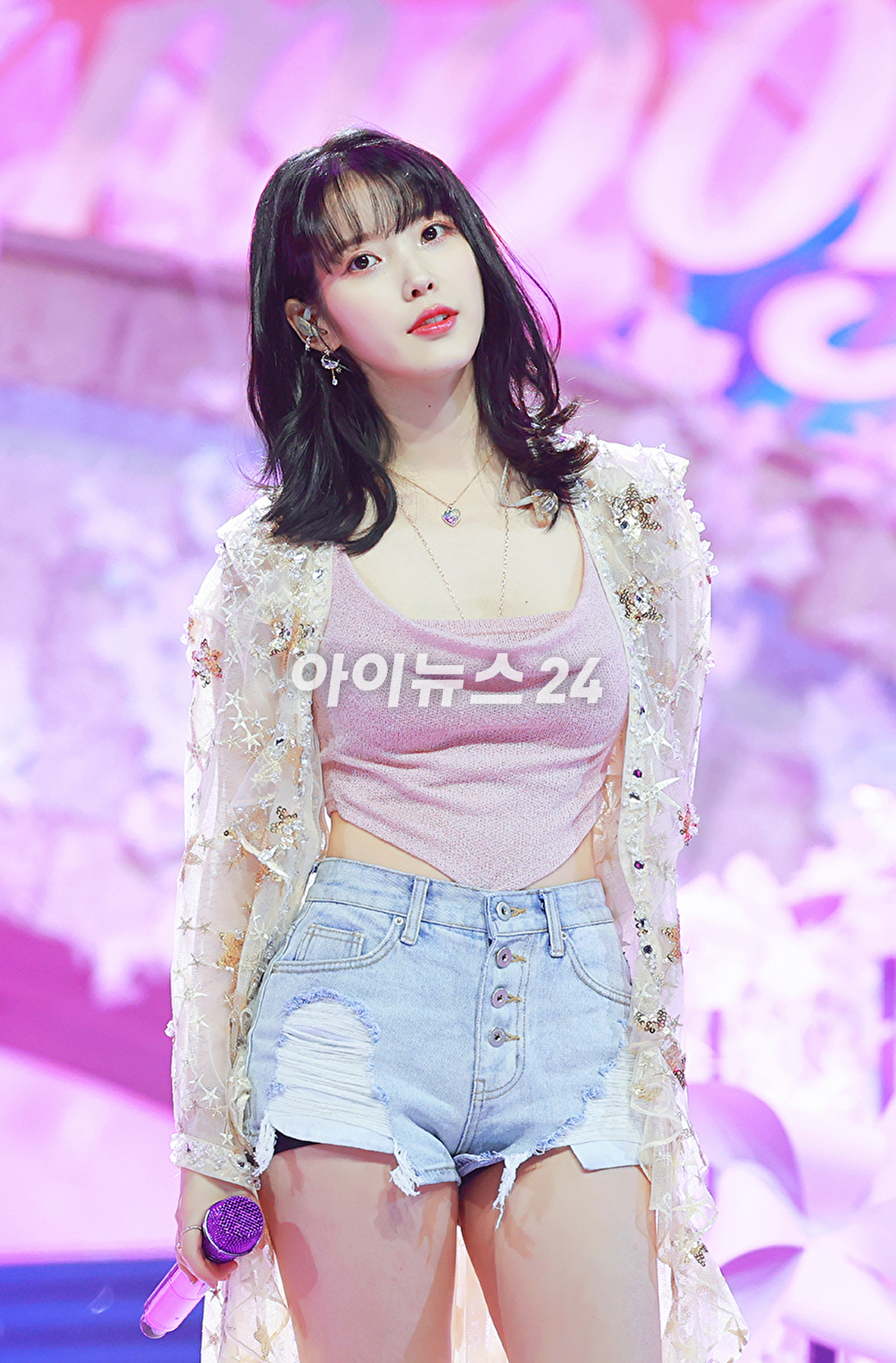 가수 아이유가 4일 오후 온라인 생중계로 진행된 'MMA2021(멜론 뮤직 어워드2021)' 시상식에서 멋진 무대를 선보이고 있다. [사진=멜론뮤직어워드사무국]