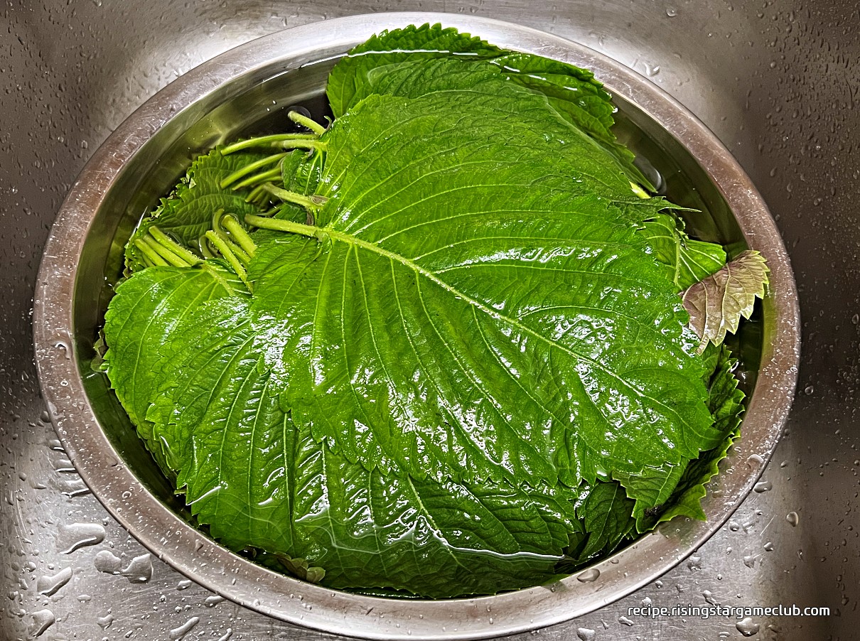 깻잎 세척을 위해 깻잎을 식초물에 담궈둔 사진