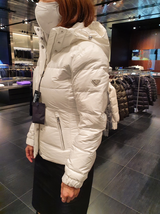 프라다 여성 PIUMINO 구스 다운 후드 숏 패딩 4컬러 Q04 29X544