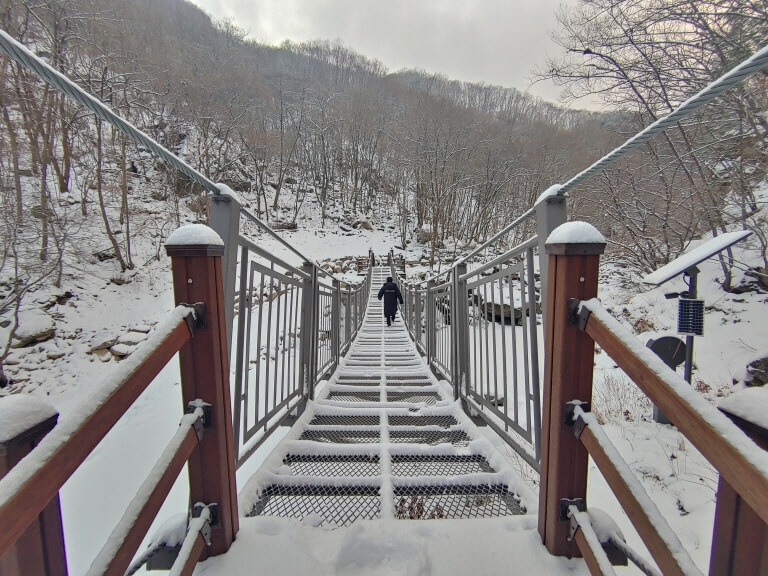 산림청 명품숲길 겨울 트레킹 : 연인산 명품 계곡길 코스&middot;주차&middot;팁