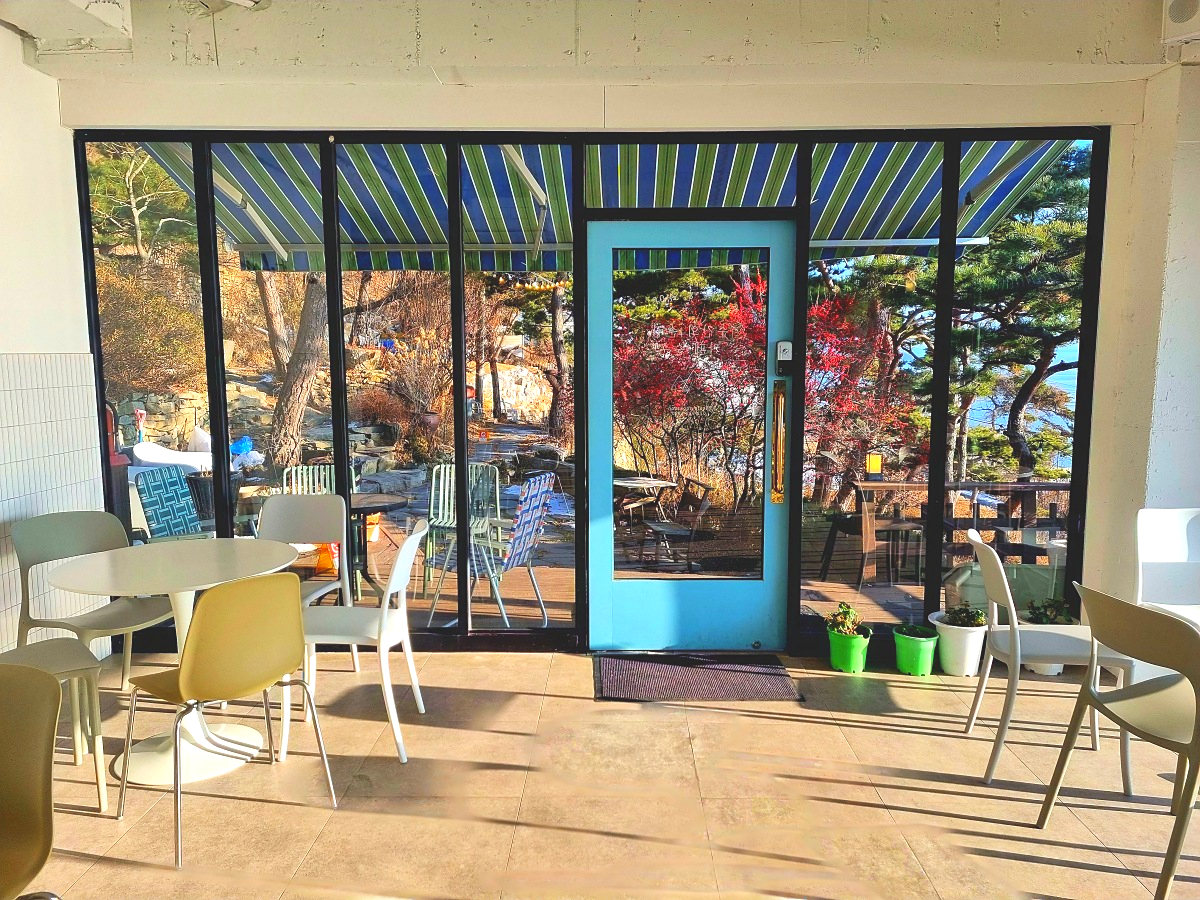 강화도 너머 석모도 노을이 예쁜 탁 트인 오션뷰 카페 '순간의순간': 비건, 노밀가루 디저트, 무료 쿠폰