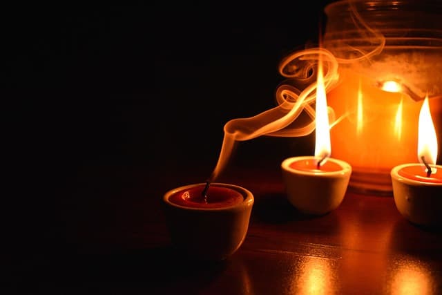 초가 켜진 방에서 바람을 불면 촛불이 흔들리다가 꺼지는 이유 &ndash; 산소 공급과 연소 원리