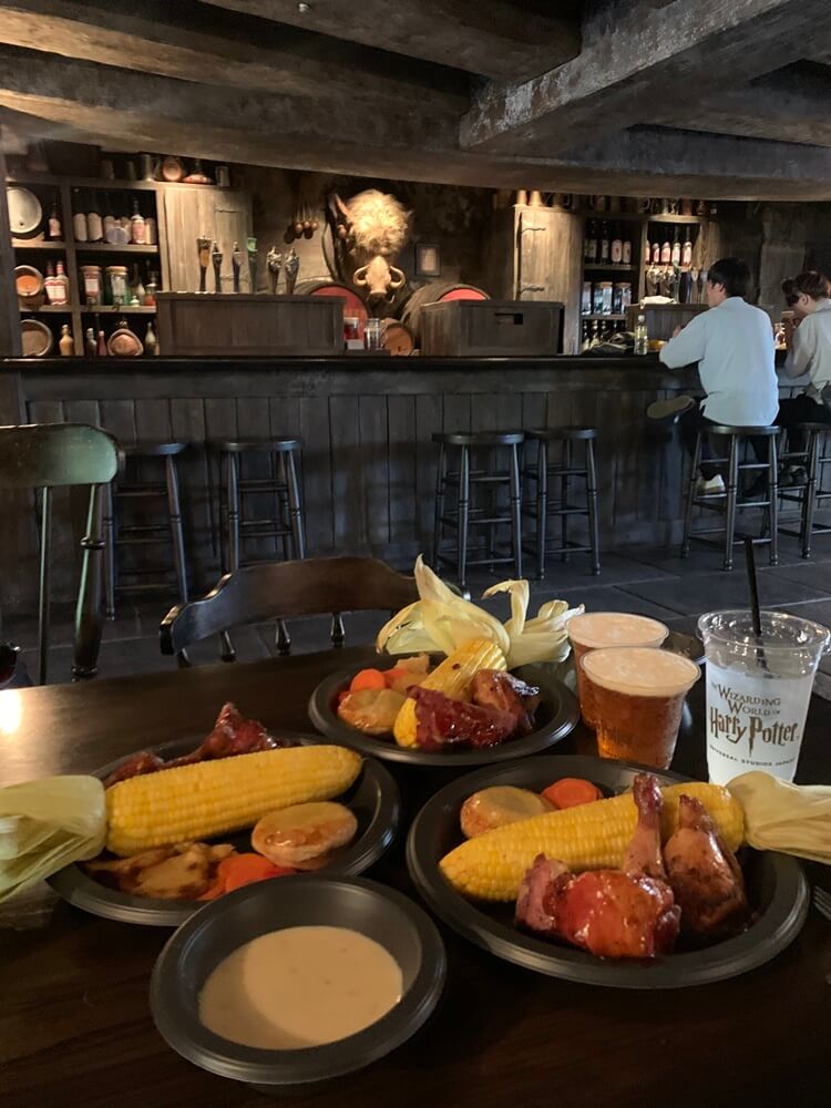 음식과 움직이는 돼지가 보이는 장소