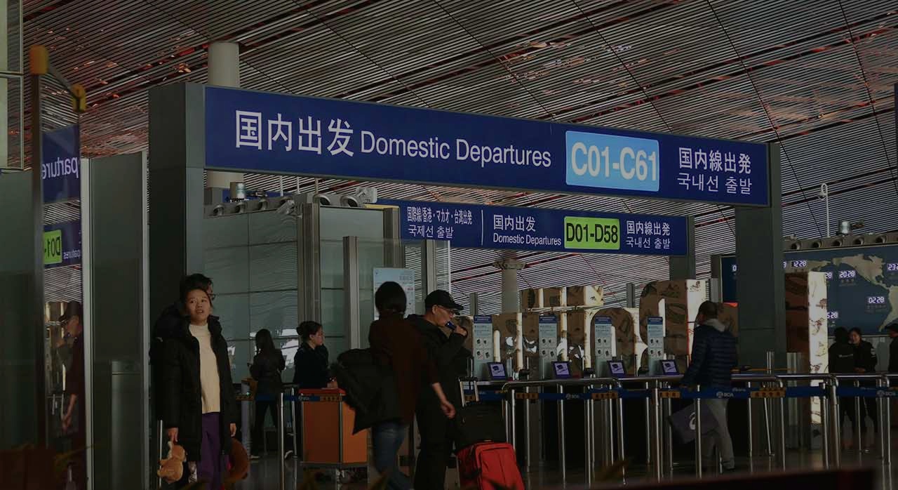 공항 세관 검색대에서 짐 검사를 받는 여행객들. [ⓒPexels &lsquo;Zbigniew Bielecki&lsquo;]