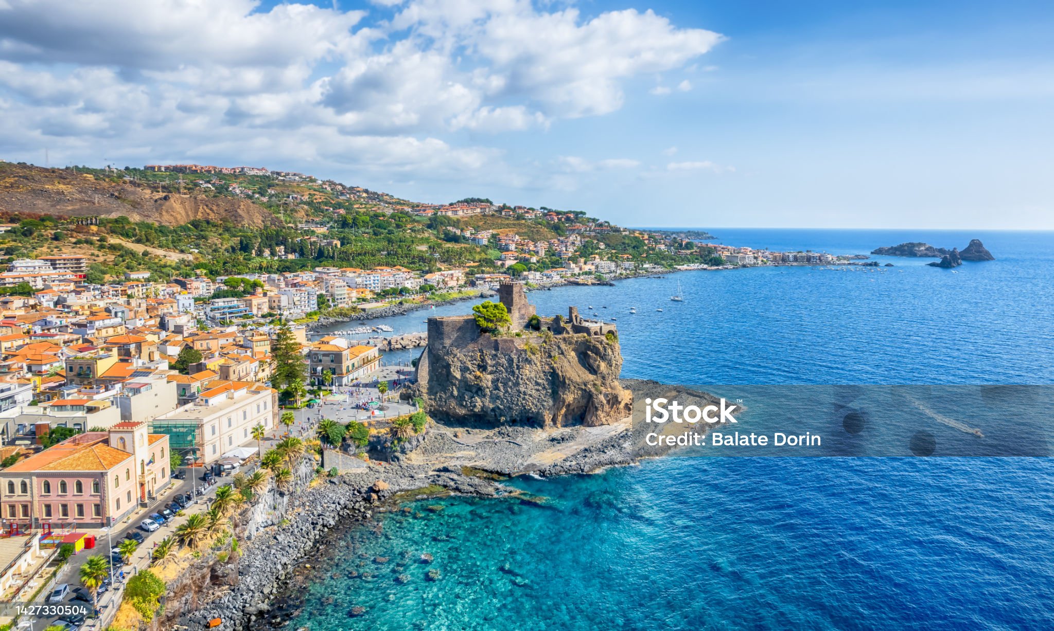 시칠리아의 해안으로 마을위 풍경을 담은 사진입니다.