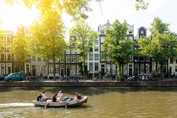 암스테르담 운하에서 보트를 즐기는 사람들 사진