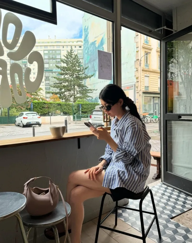 수지셀린느, 수지공항패션, 수지귀국패션, 수지패션, 수지트리옹프백, 셀린느트리옹프, 셀린느가방추천, 셀린느공항룩, 셀린느코디, 셀린느앰버서더, 뷔셀린느, 박보검셀린느, 셀린느25ss, 파리패션위크2025, 수지패션분석, 수지셀린느룩, 수지착장정보, 셀럽공항패션, 셀럽명품가방, 여자공항패션, 명품패션, 명품가방추천, 프렌치시크룩, 꾸안꾸공항패션