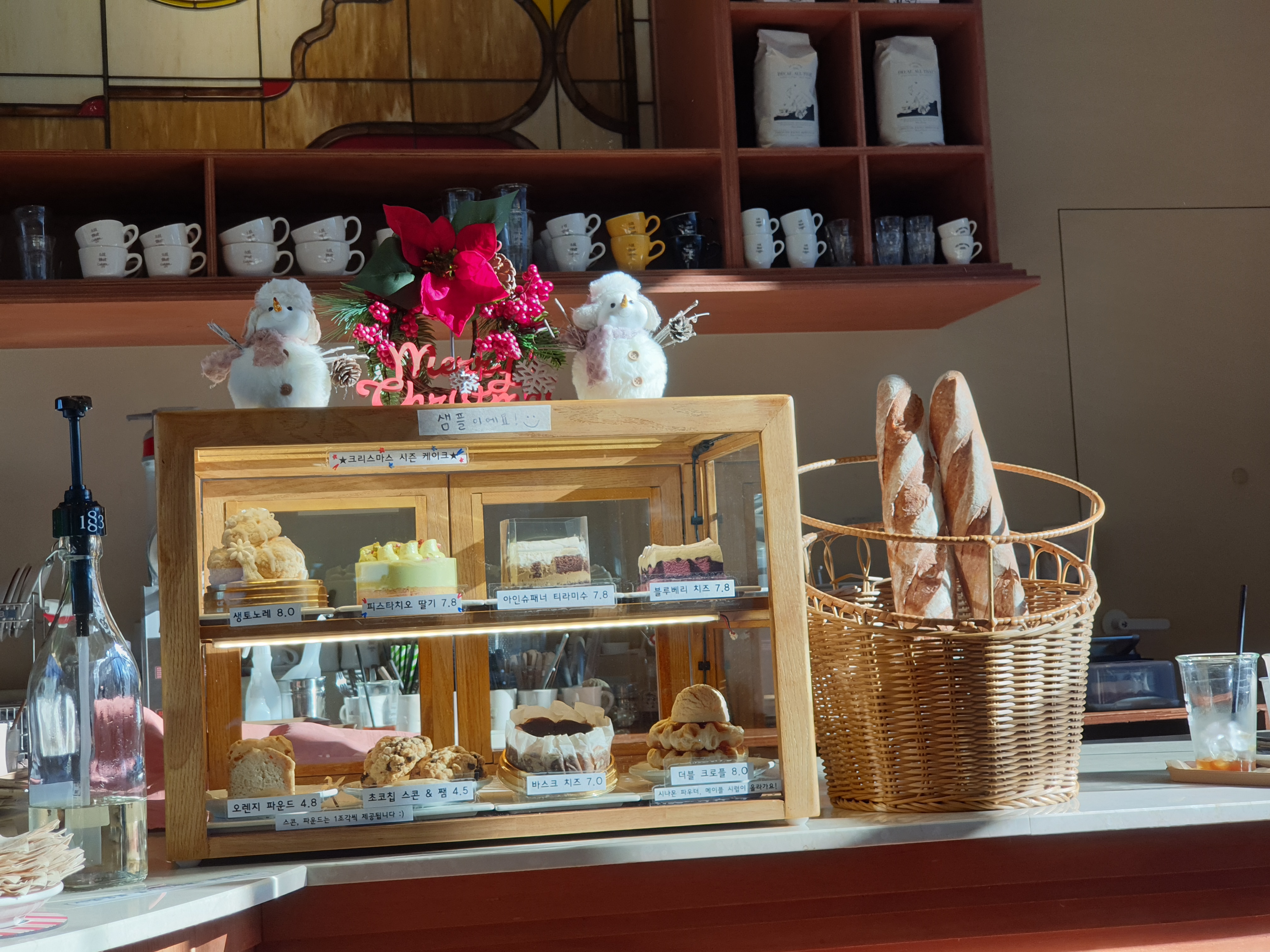 베이커리 진열대. 미니 케익과 바게트 그리고 쿠키가 있다.