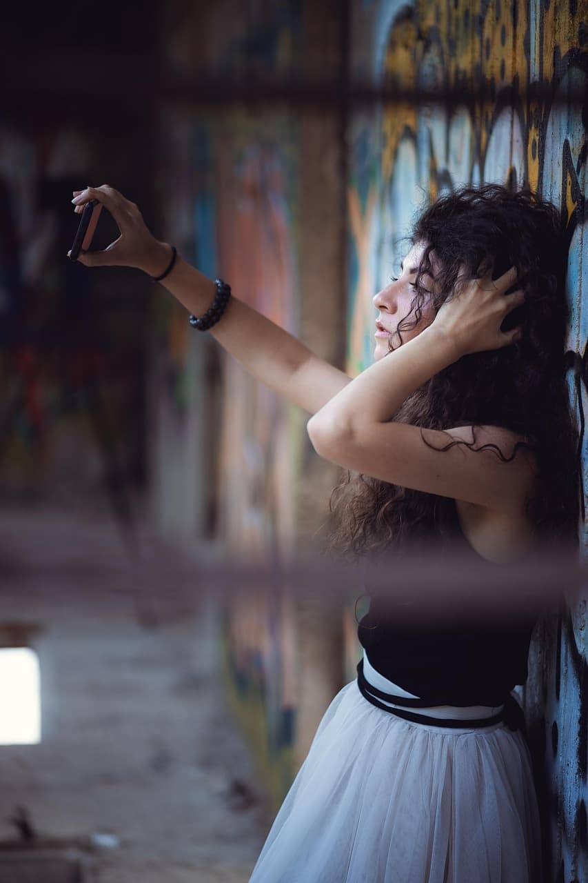 자가 치유 섬유의 실험적 패션 디자인