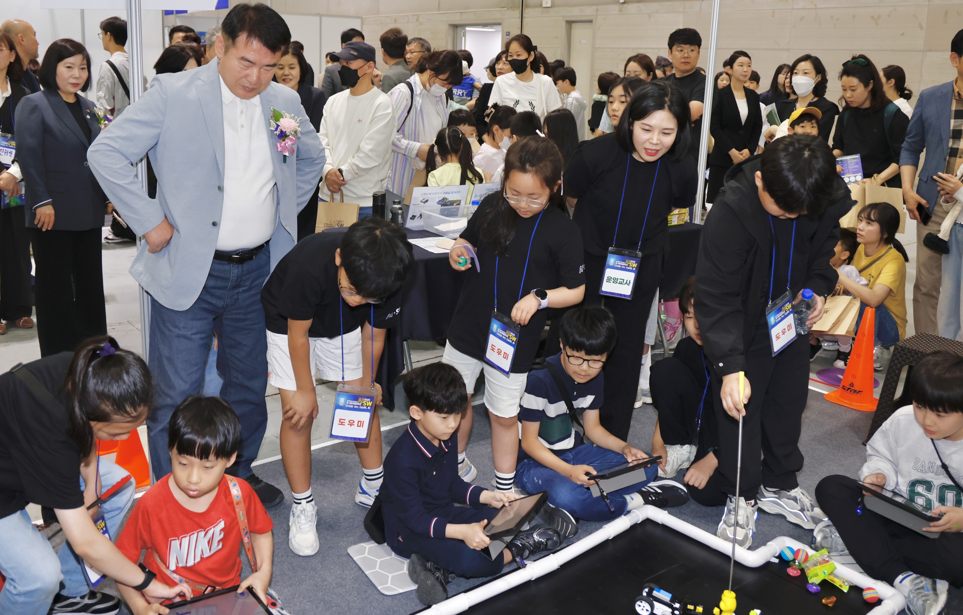 미래를 여는 Code, AI! 광주 교육 현장, AI&middot;SW 체험축전으로 '들썩'.