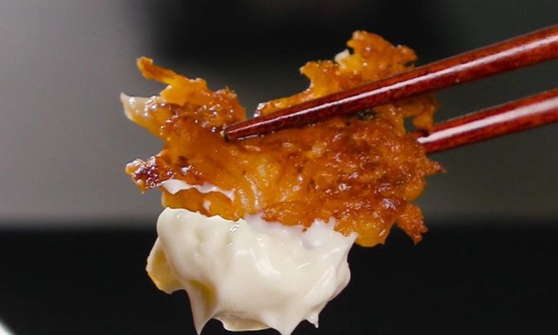 마요네즈 찍은 김치전 이미지