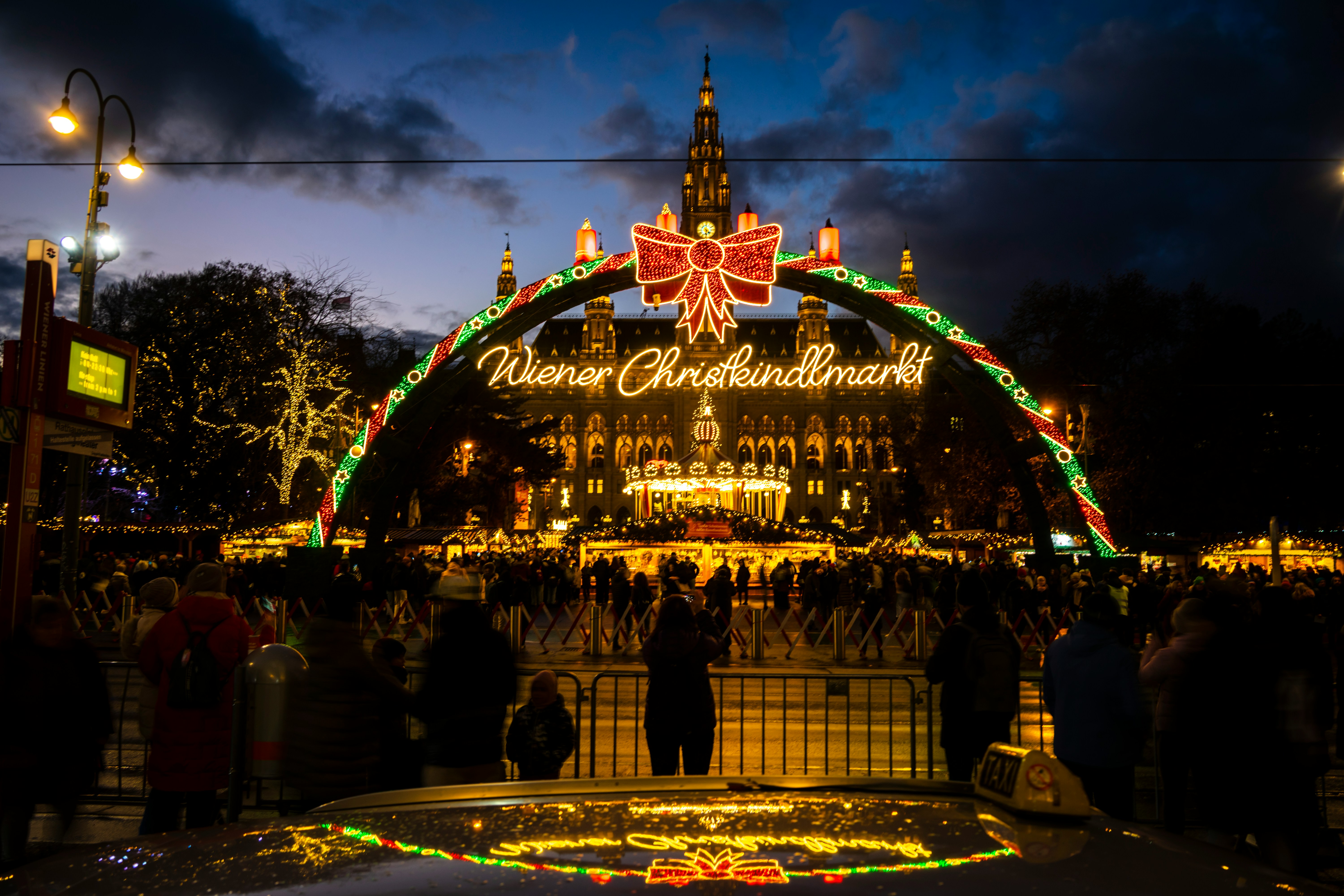 유럽 크리스마스 마켓의 야경 관련 사진