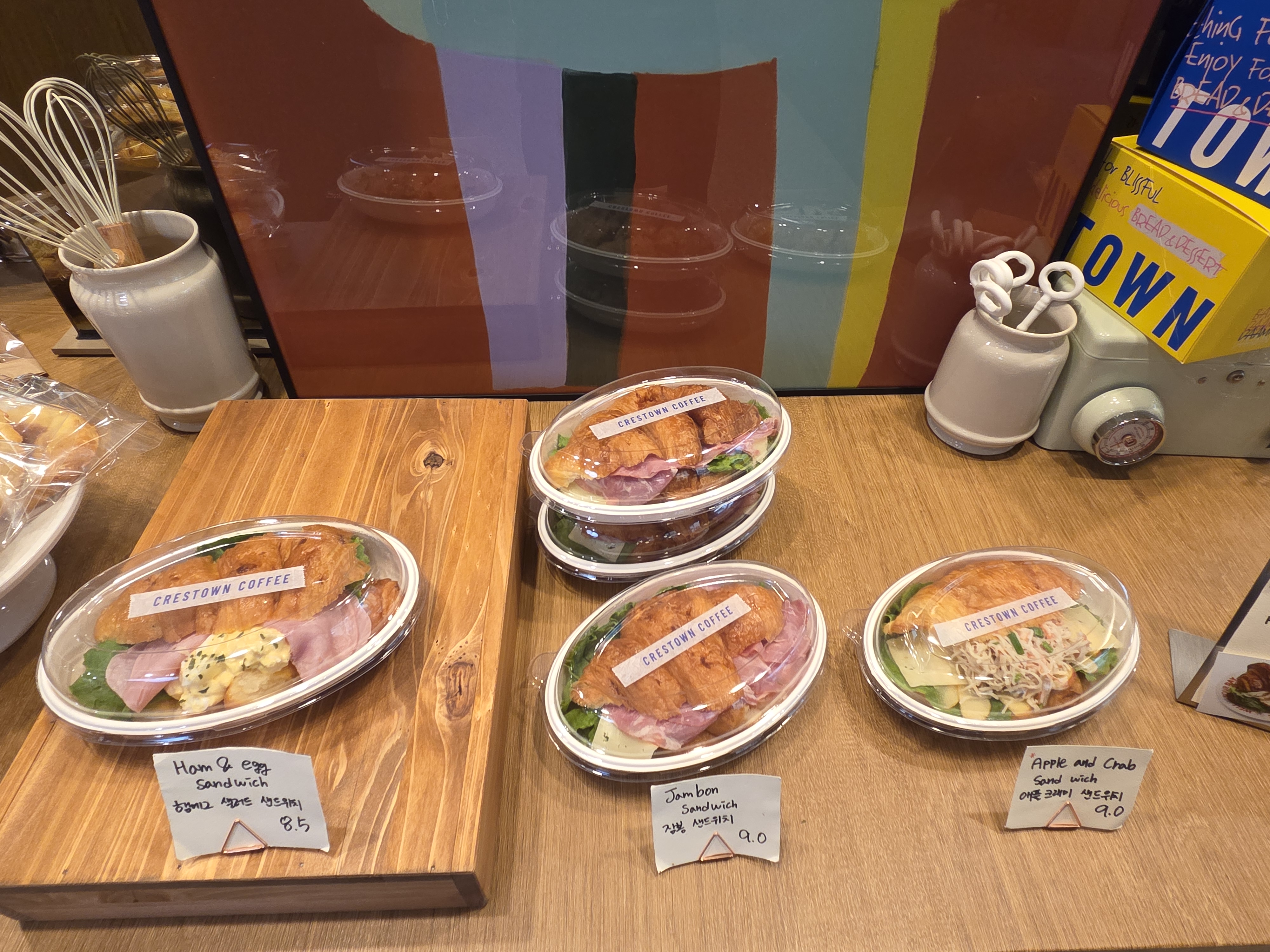 크레스타운 커피 마곡코엑스점 포장 샌드위치 진열&amp;#44; 햄&amp;에그&middot;장봉&middot;애플 크래미 샌드위치
