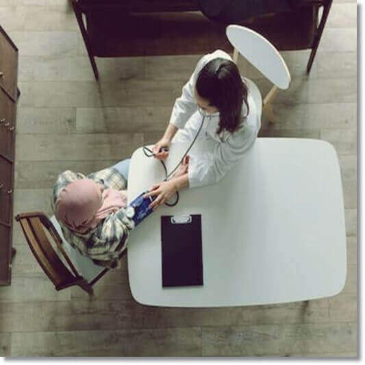 혈압 측정하는 고혈압 환자