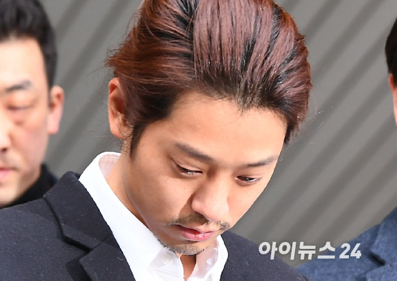 성관계 동영상을 불법 촬영하고 유포한 혐의를 받고있는 가수 정준영이 종로경찰서에서 검찰로 송치되고 있다. [사진=조이뉴스24 DB]