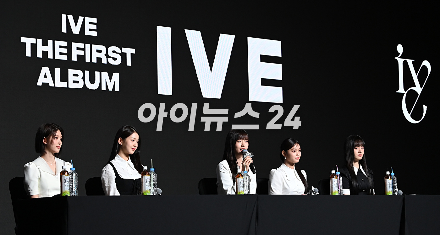 그룹 아이브가 10일 오후 서울 영등포구 여의도동 콘래드 호텔에서 열린 첫 번째 정규 앨범 '아이해브 아이브(I've IVE)' 발매 기념 기자간담회에서 인사말을 하고 있다. [사진=김성진 기자]