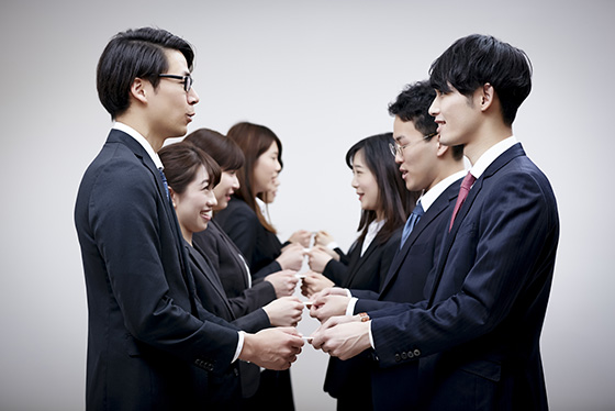 일본의 직장인들이 명함을 주고 받는 사진