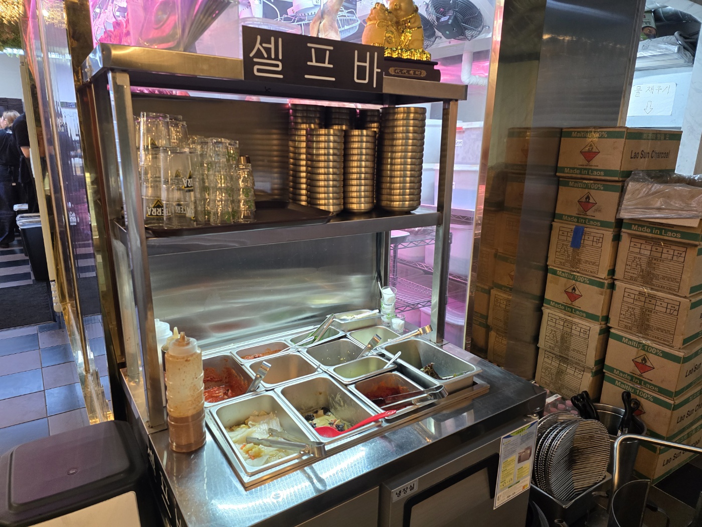 반찬을 더먹을때는 직접 가져다 먹어야하는 셀프바에요