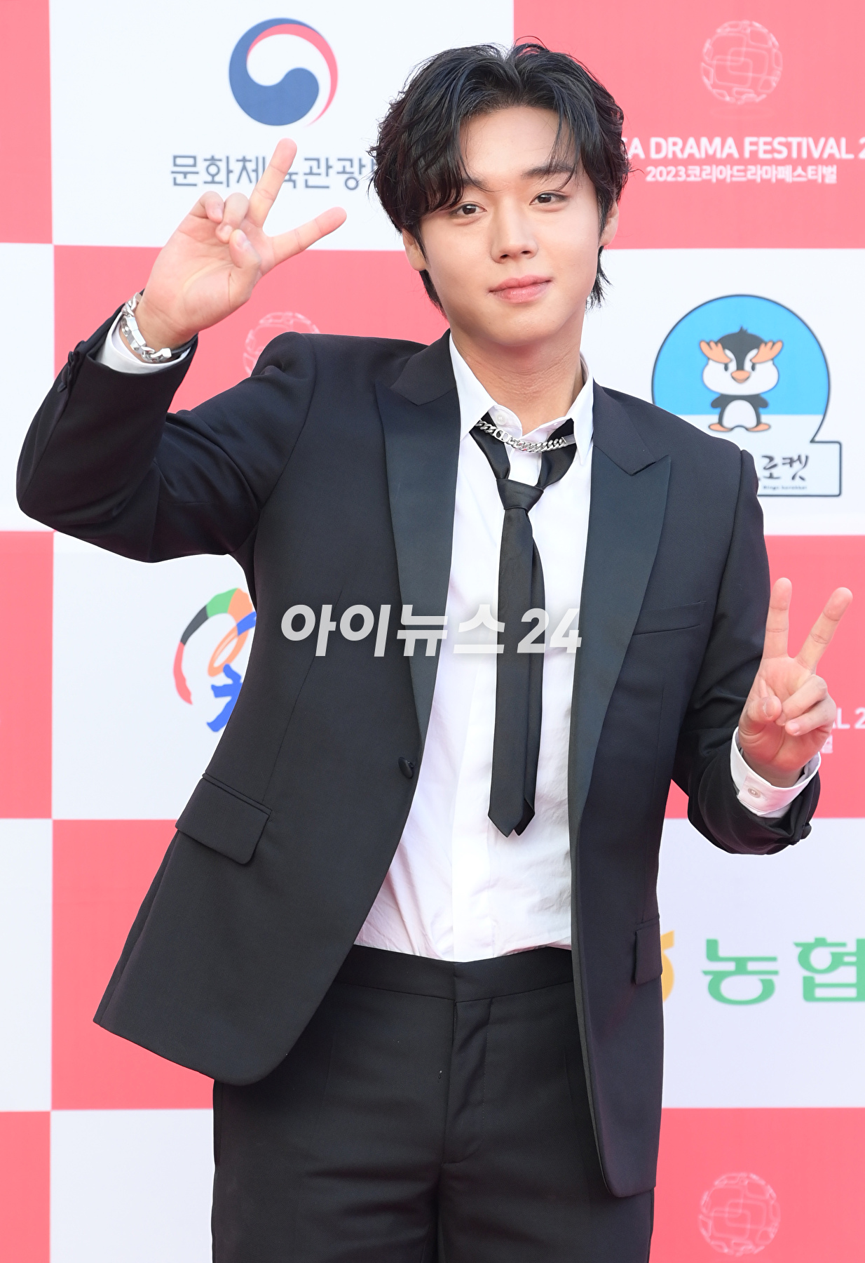 배우 박지훈이 14일 오후 경남 진주시 경남문화예술회관에서 열린 '2023 코리아드라마어워즈' 레드카펫 행사에 참석하고 있다. [사진=정소희 기자]