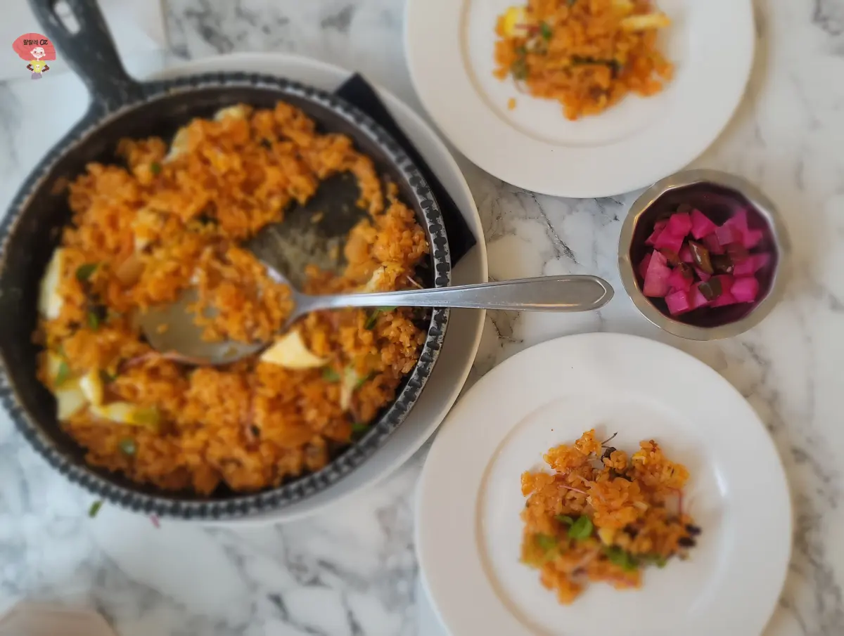 경기-남양주-다산-브런치-카페-37.5-주문한-음식-철판-비프-김치볶음밥을-나눠-담은-두접시
