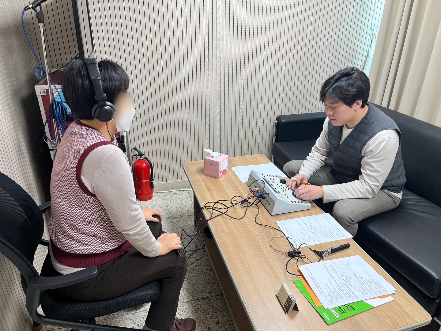 이미지설명: 청력검사를 진행중인 모습